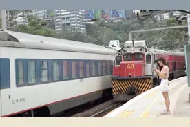 中国大陆开往香港的直通列车，韶山八真是老当益壮视频封面