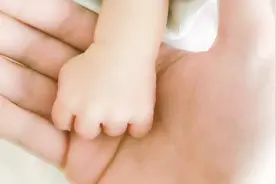 喜事连连！娱乐圈扎堆生孩子，张杰之后又一明星宣布当爹视频封面
