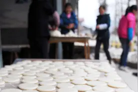 湖南沅陵｜偷做叶儿粑粑六旬老人成“网红”，隔壁邻居请他拍视频