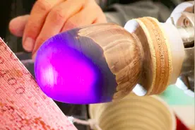 小伙将环氧树脂与木头结合，做出的成品我出200还不卖视频封面