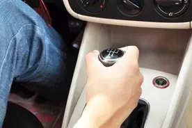 手动挡的车被堵在上坡路，一点一点向前挪，应该怎么跟车？视频封面