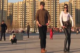 夫妻广场上跳鬼步舞老公跳得真棒