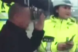 实拍司机酒驾遇查，竟不断向女交警抛飞吻，女交警表情亮了视频封面