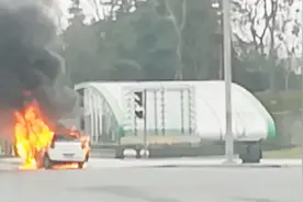 四川成都：地铁4号线非遗站口 白色轿车自燃 远处可见烟雾！视频封面