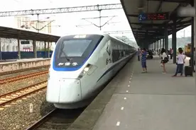 重庆北开往成都的动车 D5119次列车减速进合川站停靠视频封面