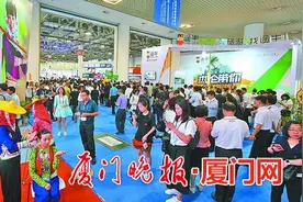 旅游精品展: 一边看演出 一边礼品拿到“手软”图片