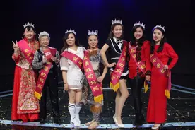 为给先天贫血的孩子筹集40万治疗费，她与蛇共舞赚钱图片