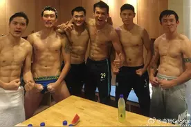 富力6大猛男更衣室狂秀腹肌 1将只穿内裤比肩C罗图片