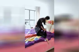 逗比恶搞亲妹妹，太逗了，笑死我了，不笑你打我！视频封面