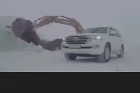 兰德酷路泽在大雪纷纷的路上撒欢，陷车也不怕视频封面