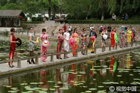 郑州：众美女公园上演旗袍秀，姿态撩人引围观图片