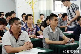 湖南郴州一小学老爸家长会唱主角 老妈家中过“母亲节”图片