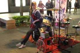 陈曼青，罗小白街头表演完架子鼓，一起合照留恋！视频封面