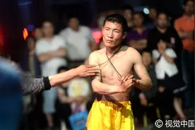 超级震撼！民间杂技团进社区，表演硬气功卖药酒图片