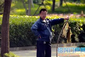 迪荡有人路边卖巨型“野生甲鱼” ，行家：骗局！图片