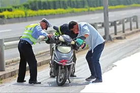 一辆货车装载的白色液体忽然倾倒 “胶水”淹了马路图片