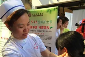 记录母亲节在岗位忙碌的妈妈：最好的礼物是儿女有心图片