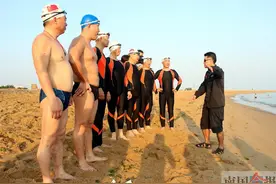 柳州两勇士成功横渡琼州海峡 67岁汉子成世界第一人图片