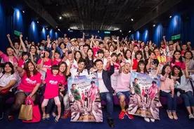 《傻瓜》母亲节放映 浩子让90岁奶奶看哭图片