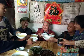 你的世界很大 谁都有 母亲的世界很小 只有你一个图片