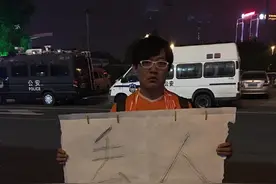 不满表现，鲁能球迷举标语：丢人图片