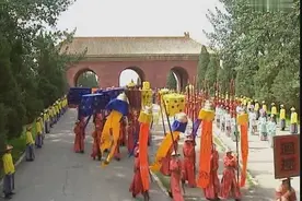 皇上出行前，士兵甩鞭子是何用意？视频封面