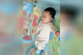 宝宝睡觉时突然听到一首魔性音乐，整个人都嗨起来了