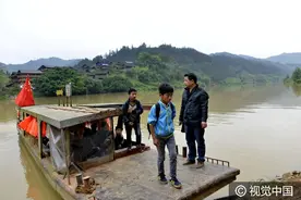 贵州榕江一学校教师安全护送学生过河二十五载图片