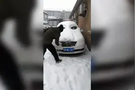 堆雪人花式玩儿法，直接把雪人堆在车顶上，就不怕交警叔叔找你！视频封面