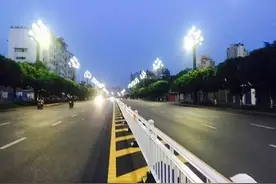 夜景呈现：宜宾最直街道，你看过吗？图片