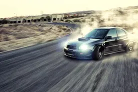 宝马高速失控 赛车游戏高玩揉轮漂移成功自救图片