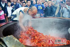 技压蓝翔!男子徒手爆炒龙虾 盘点各式“民间绝技”图片