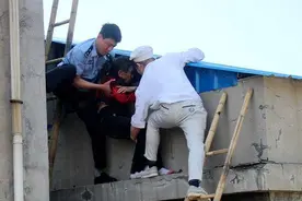 88岁老人独自爬上自家楼顶到底为了啥！图片