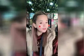 出门吃饭嫌披肩发头发碍事这样扎，省事又好看！快来学学这款发型