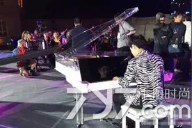 张艺兴郑秀晶电影《闭嘴!爱吧》杀青 小绵羊陪粉丝淋雨弹琴道谢图片