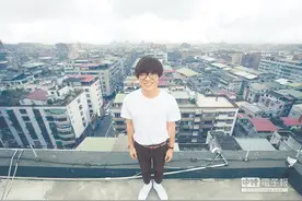 卢广仲裤管加长转大人 8把吉他弹新歌快抽筋图片
