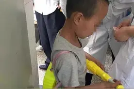 9岁男童被锁双脚 继母称不知如何管教图片