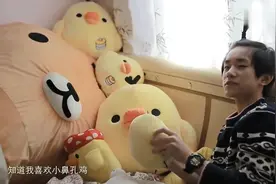易烊千玺房间首次公开，轻松熊就霸占了半张床！