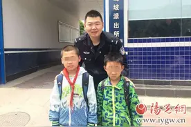 俩小学生上学迟到后逃课逛街 民警劝导后送回学校图片