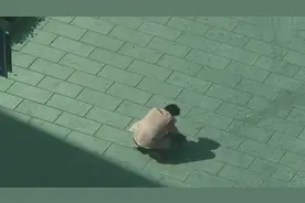 街头流浪汉竟是功夫帝，广场打拳有模有样