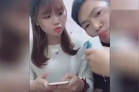 恶搞女友系列！小伙拿酸奶狂喷漂亮女友一脸！女友真是太惨了！视频封面