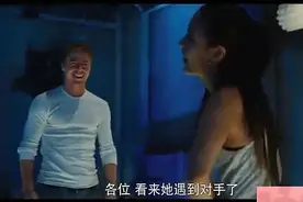 美女挑起小伙的下巴后的举动，直接让人震惊了，好霸……视频封面