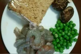 5. 煸炒好的虾仁倒在锅巴上面图片