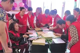 残疾人足不出户 月入上千图片