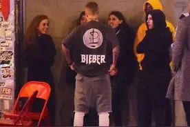 要不要如此自恋！身穿大写的名字 比伯用生命为自己代言当众提裤图片