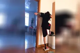 美女各种姿势称体重，跟电子秤杠上了！视频封面