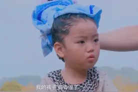 董力现场细心照顾女儿，阿拉蕾现场花式洗头发，一脸呆萌！视频封面