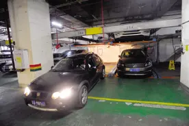 自己操作机械车库发生刮蹭 该谁负责?图片