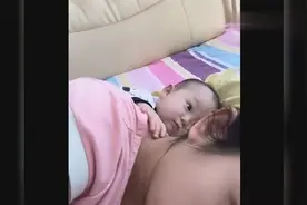 妈妈假装睡着，看宝宝有什么反应，接下来宝宝的反应太可爱了！视频封面