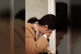 小男孩捡垃圾瓶给后妈买生日礼物，看见之后后妈感动的知道错了视频封面
